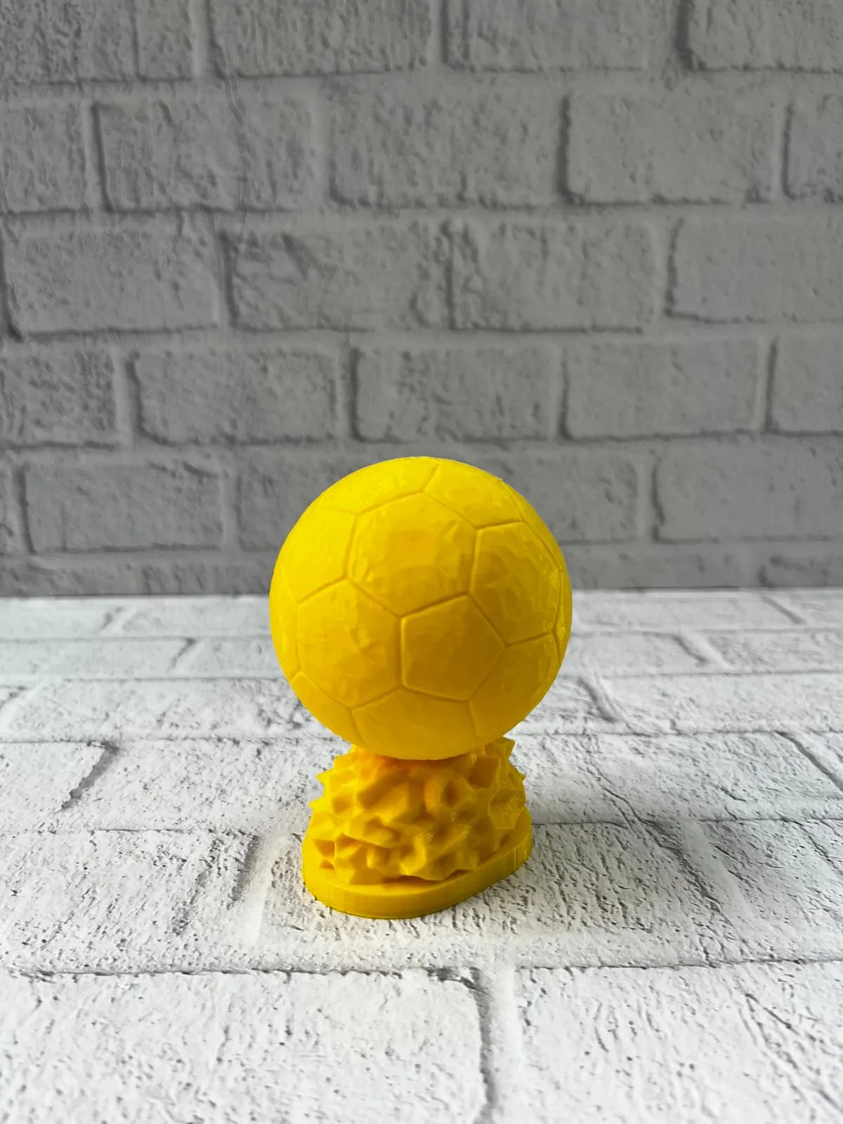 Mini FIFA Futbol Topu Biblo Sarı Renk 10cm Spor Temalı Dekor