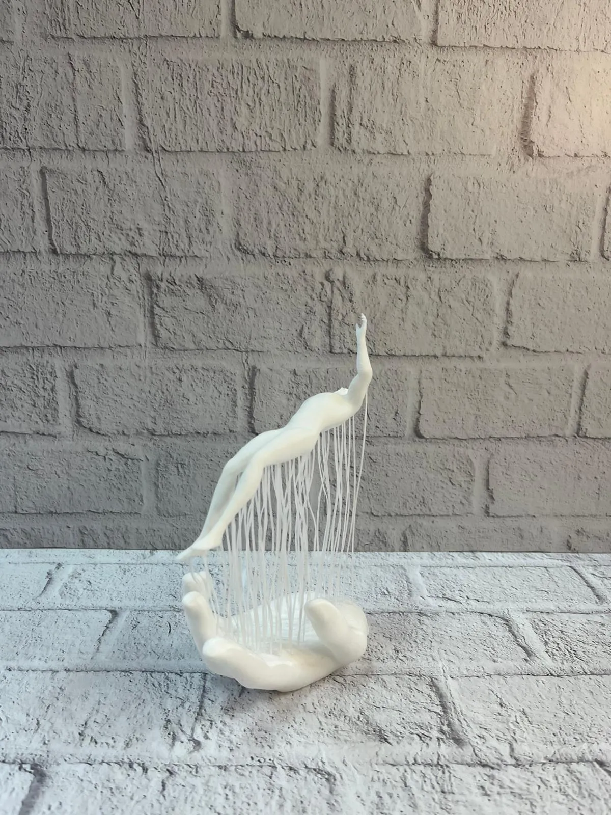 3D El Üzerinde İnsan Figürü Beyaz Minimal Masa Üstü Dekor