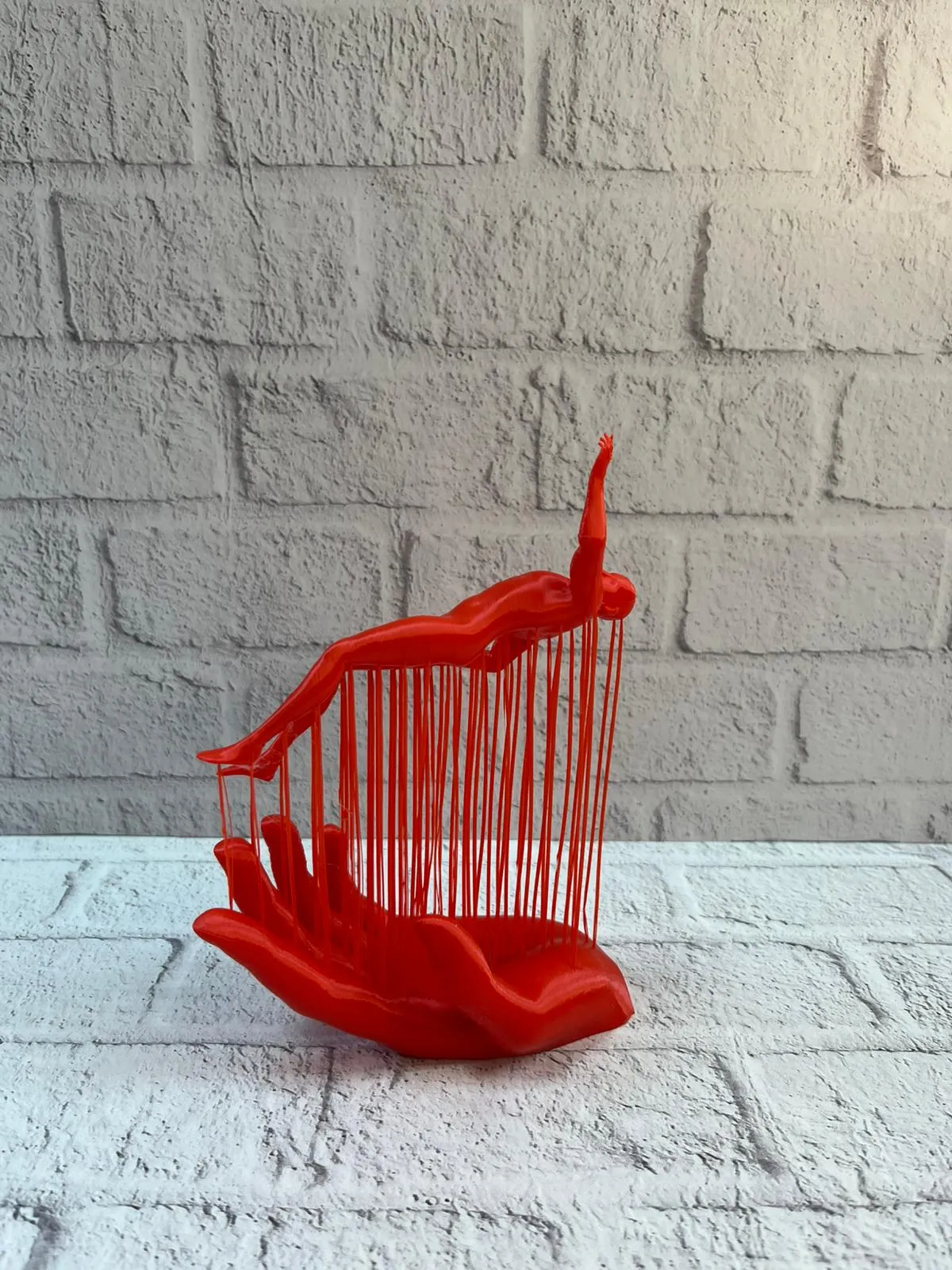 3D El Üzerinde İnsan Figürü Kırmızı Sanatsal Masa Üstü Dekor 12x18 cm