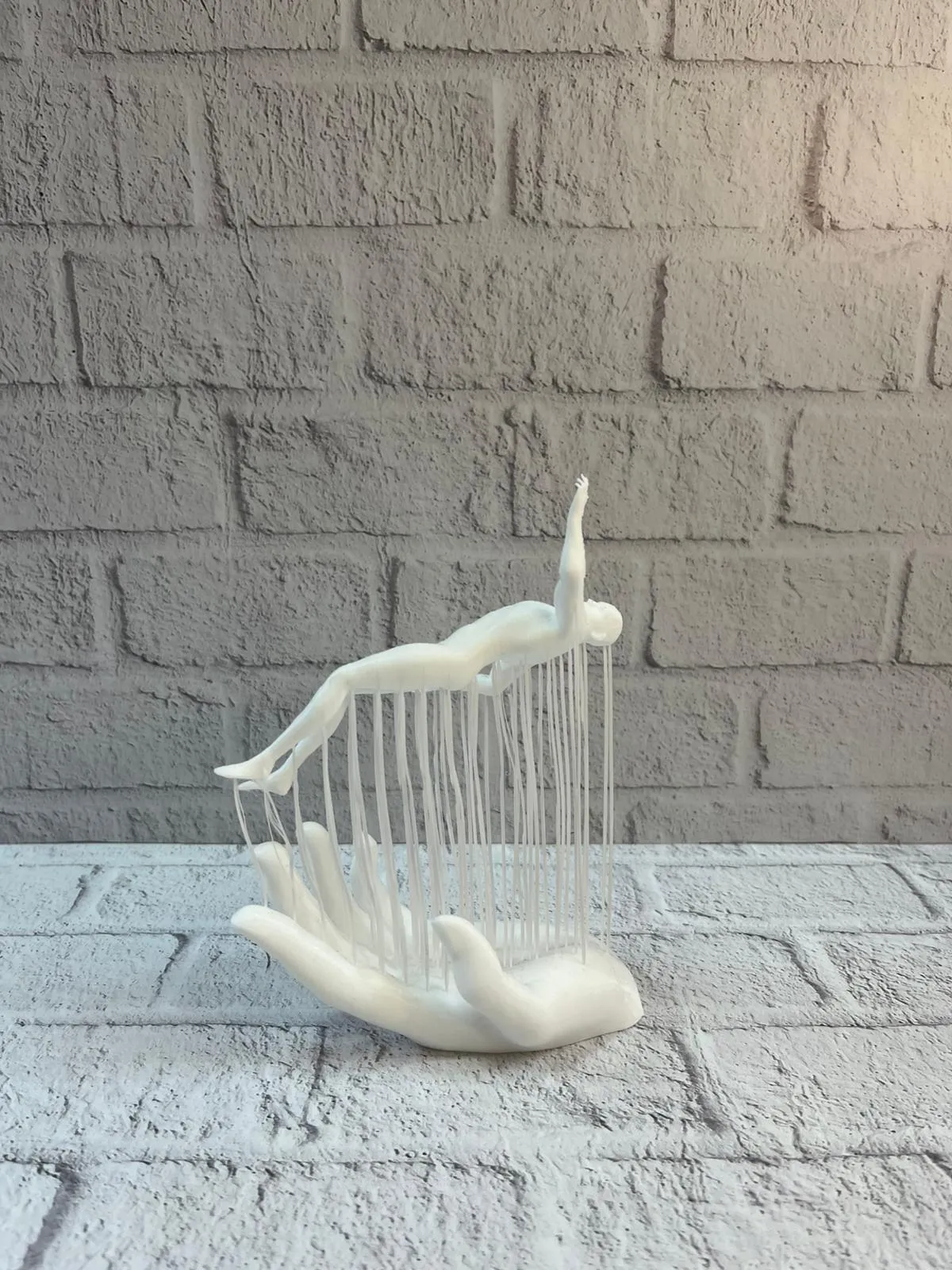 3D El Üzerinde İnsan Figürü Beyaz Minimal Masa Üstü Dekor