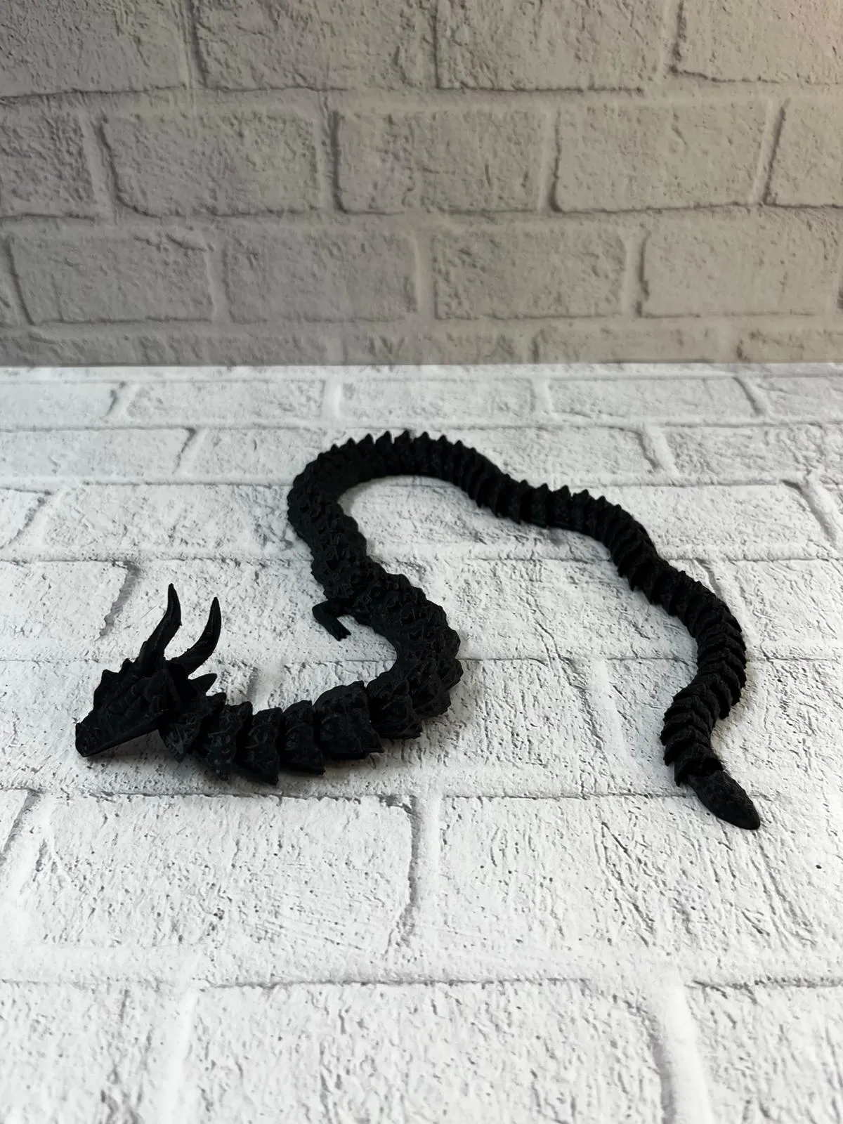 Hareketli Siyah Ejderha Figür Uzun Gövdeli Fantastik Masa ve Raf Dekoru