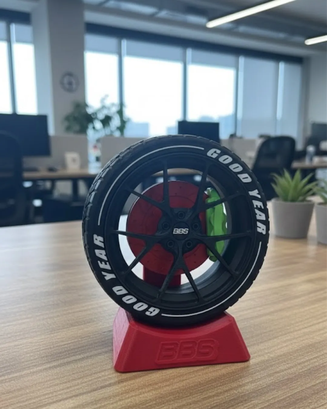 Araba Tutkunlarına Özel Jant Tasarımlı Ofis Masa Dekoru