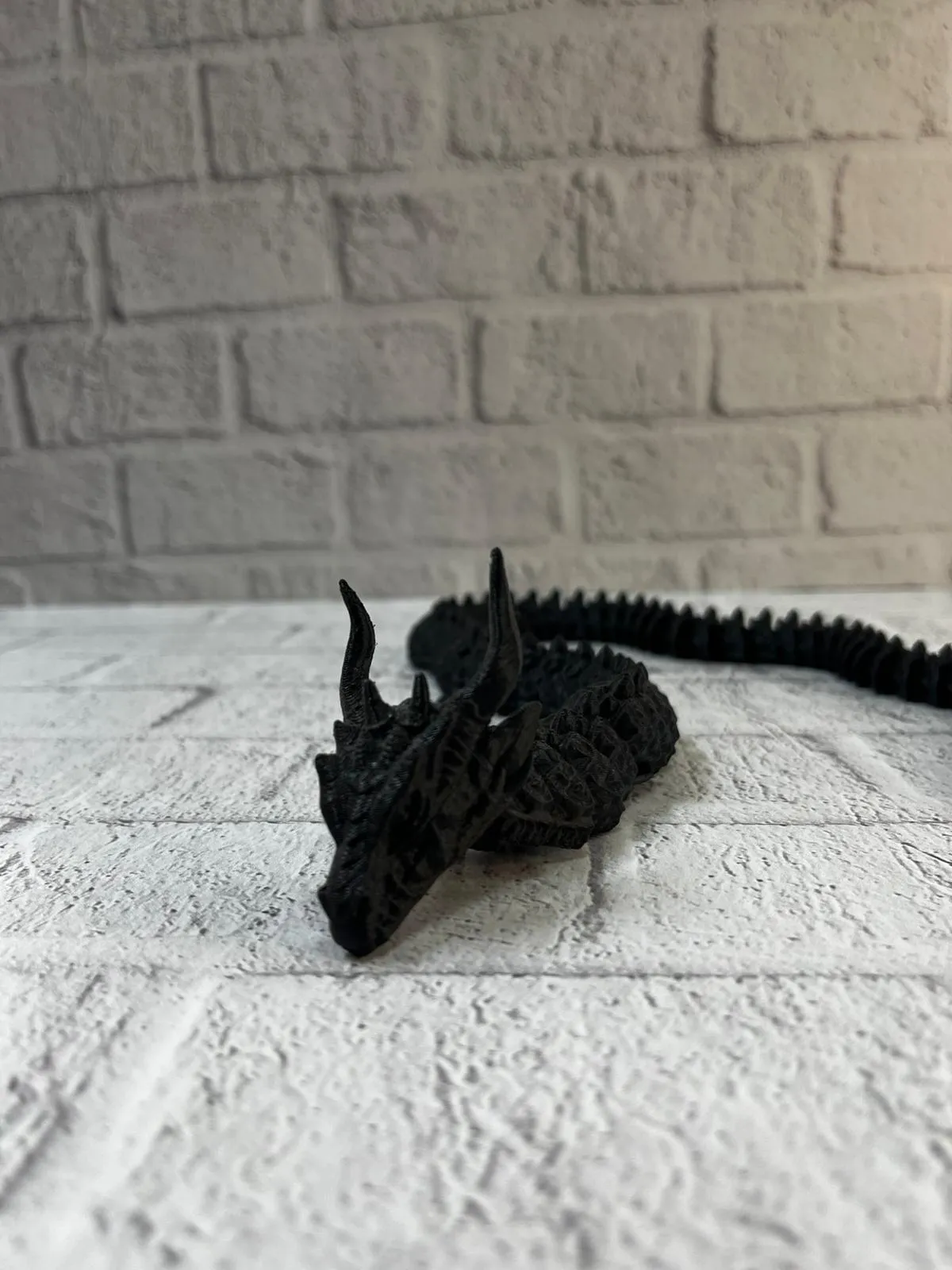 Hareketli Siyah Ejderha Figür Uzun Gövdeli Fantastik Masa ve Raf Dekoru